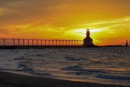 Spacious Upstairs 1Bed- Walking Distance To Beach Outlet Mall Michigan City Exterior foto